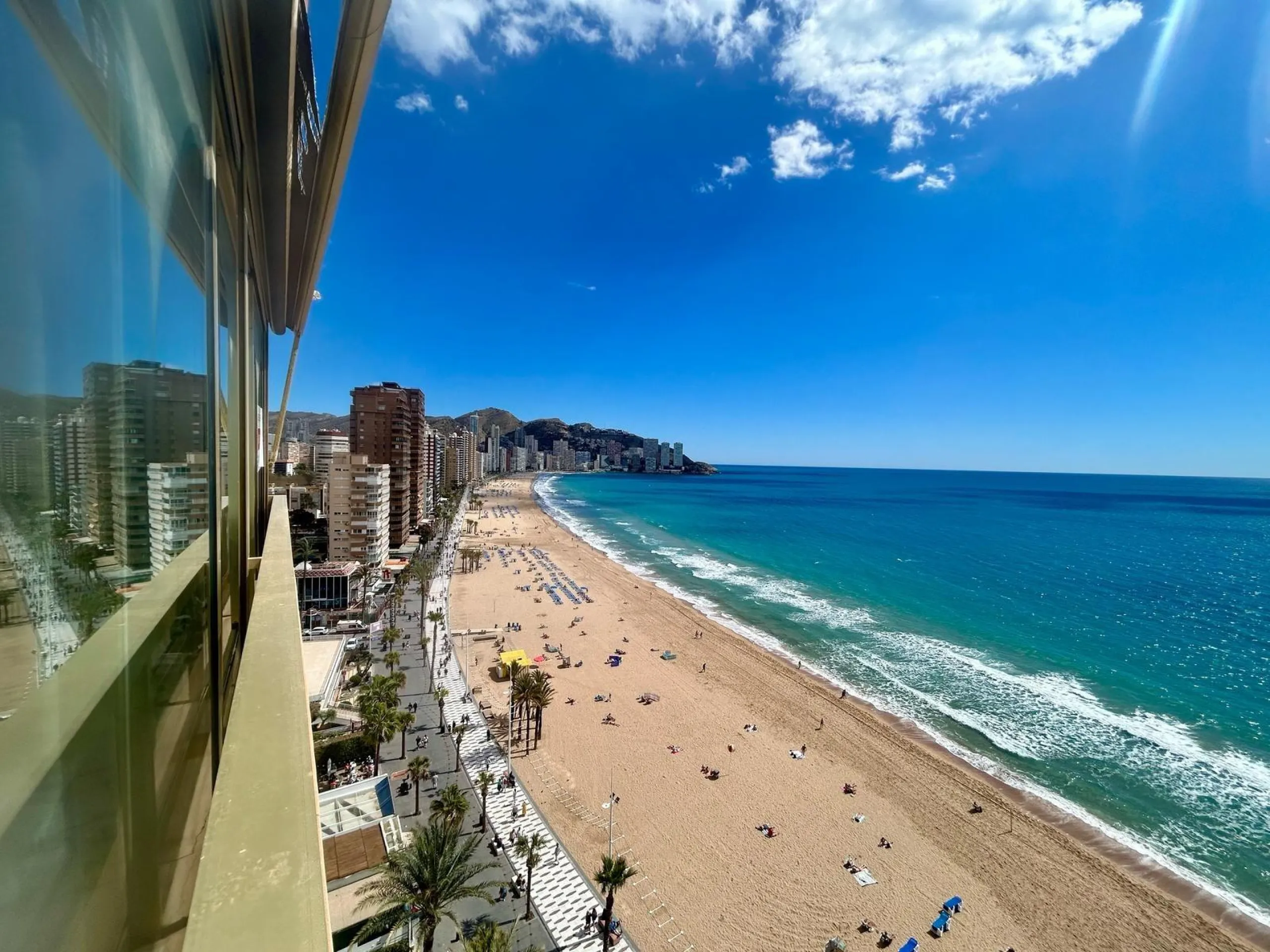 🏖️ Piso de Lujo en Primera Línea de Playa Levante – Vistas de Ensueño 🌅