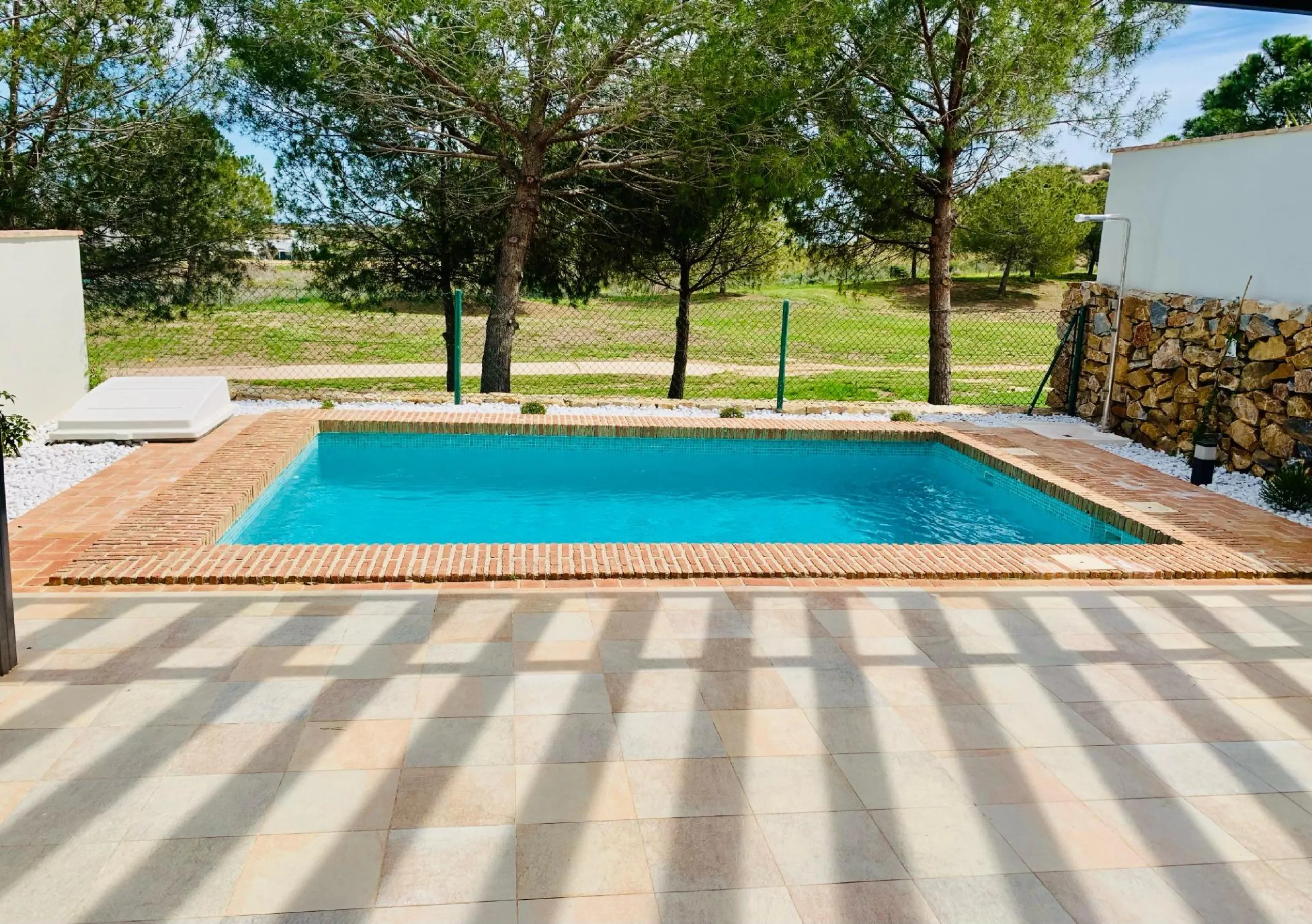 Maravillosa villa adosada en primera línea de golf con piscina privada .