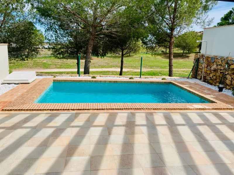 Maravillosa villa adosada en primera línea de golf con piscina privada .