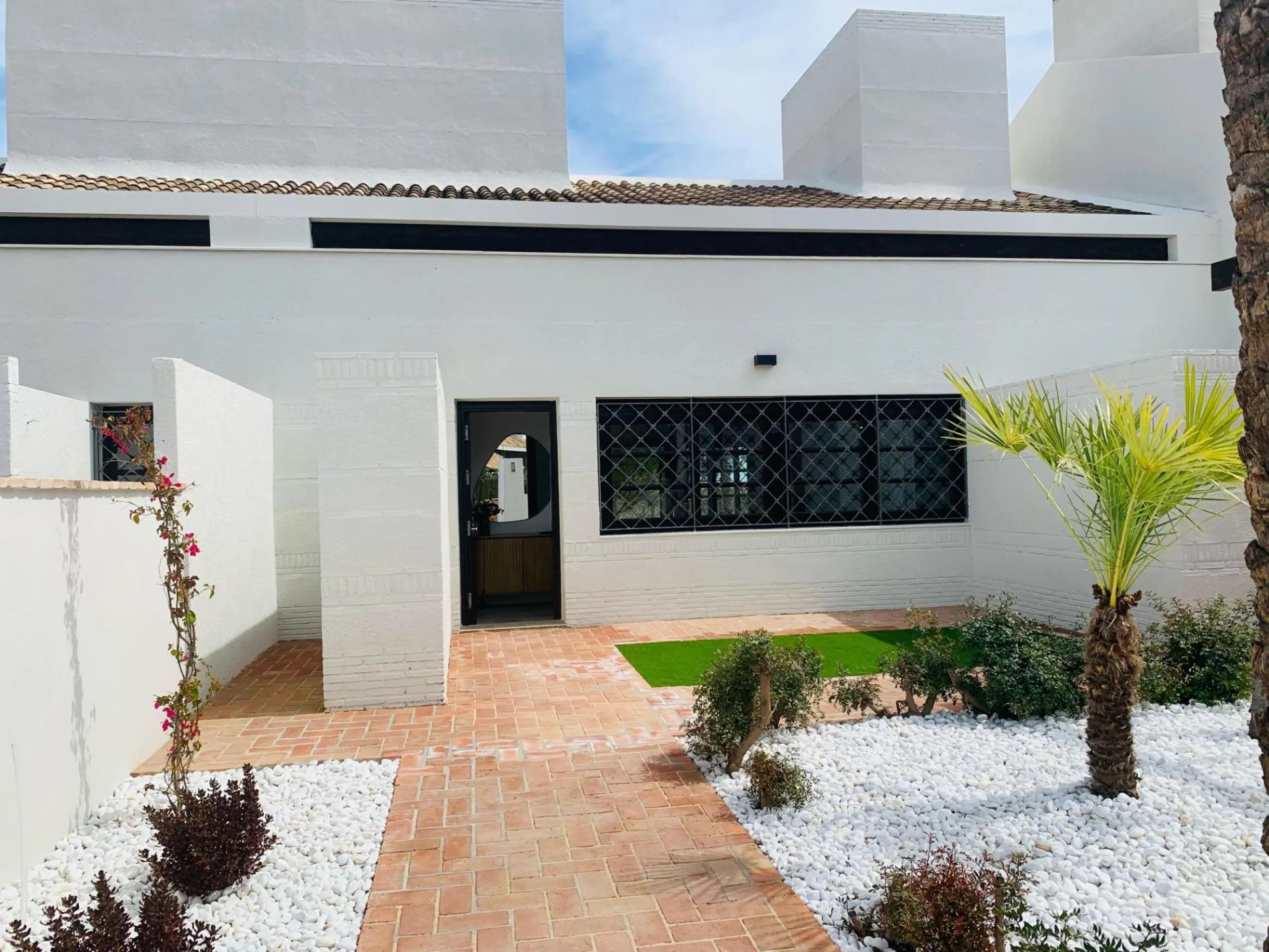 Maravillosa villa adosada en primera línea de golf con piscina privada .