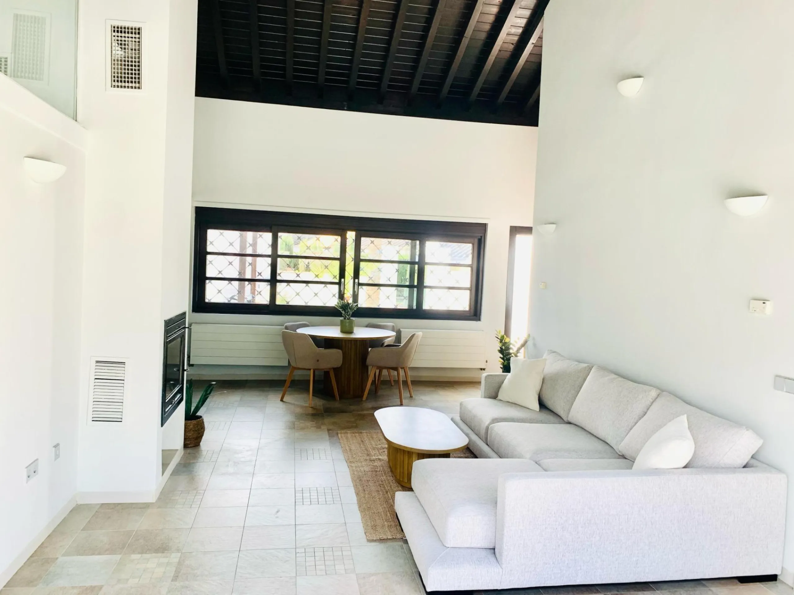 Maravillosa villa adosada en primera línea de golf con piscina privada .