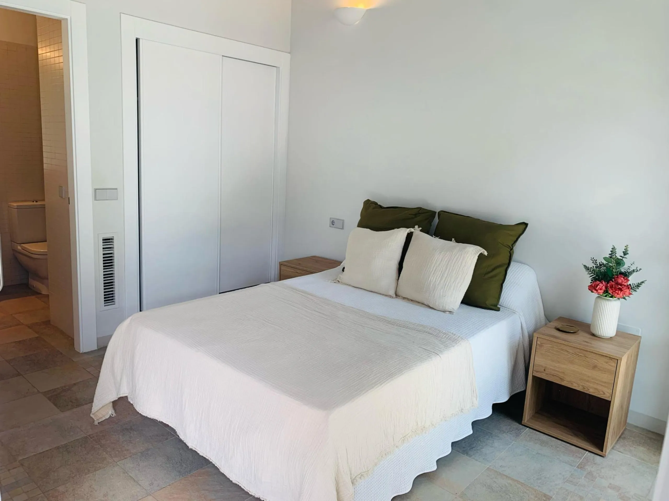 Maravillosa villa adosada en primera línea de golf con piscina privada .