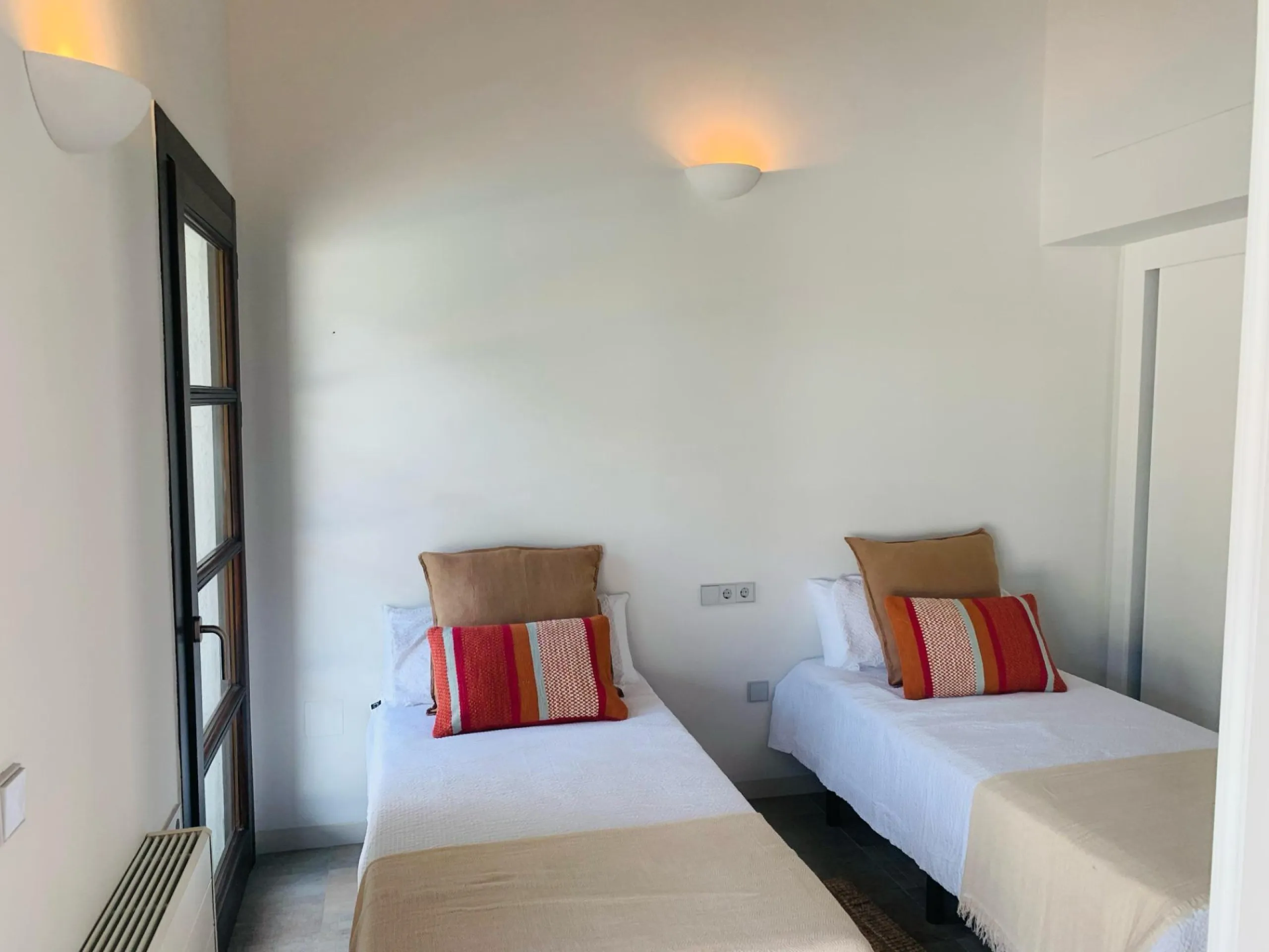 Maravillosa villa adosada en primera línea de golf con piscina privada .