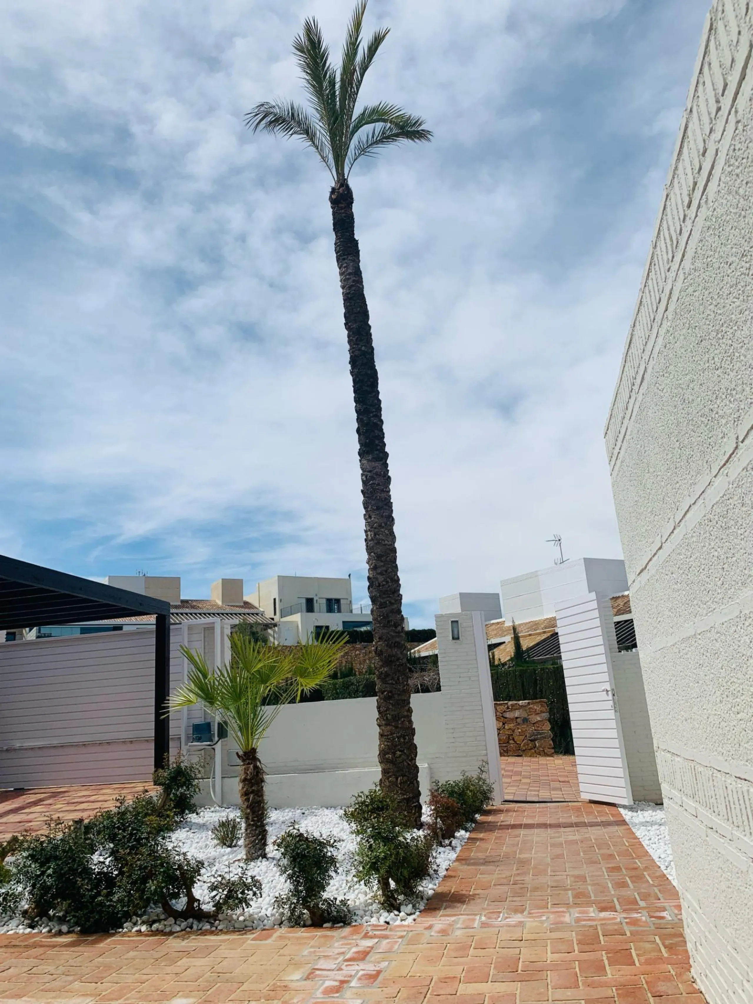 Maravillosa villa adosada en primera línea de golf con piscina privada .