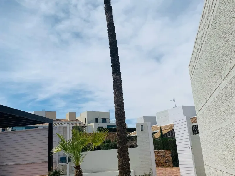 Maravillosa villa adosada en primera línea de golf con piscina privada .