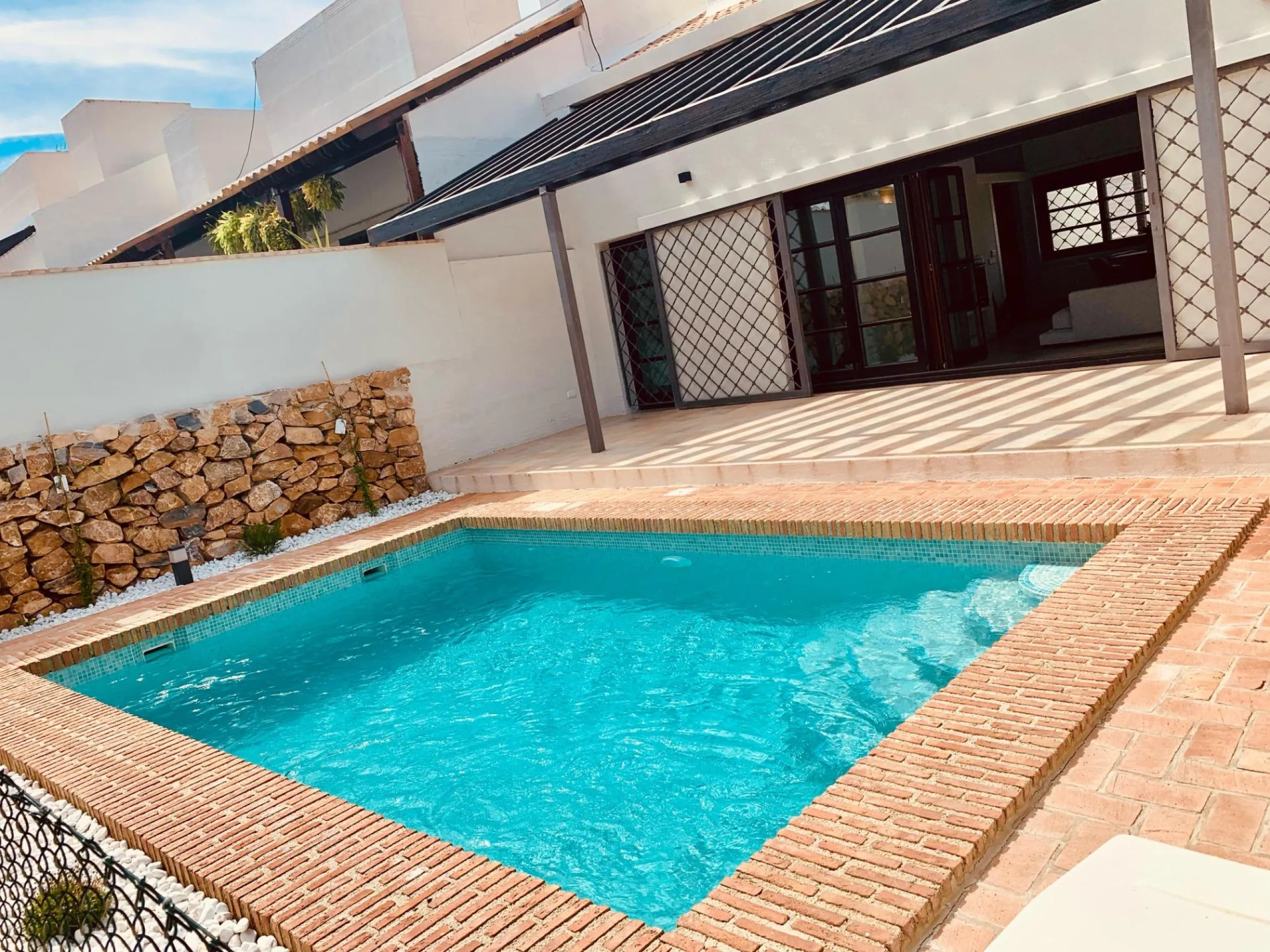 Maravillosa villa adosada en primera línea de golf con piscina privada .