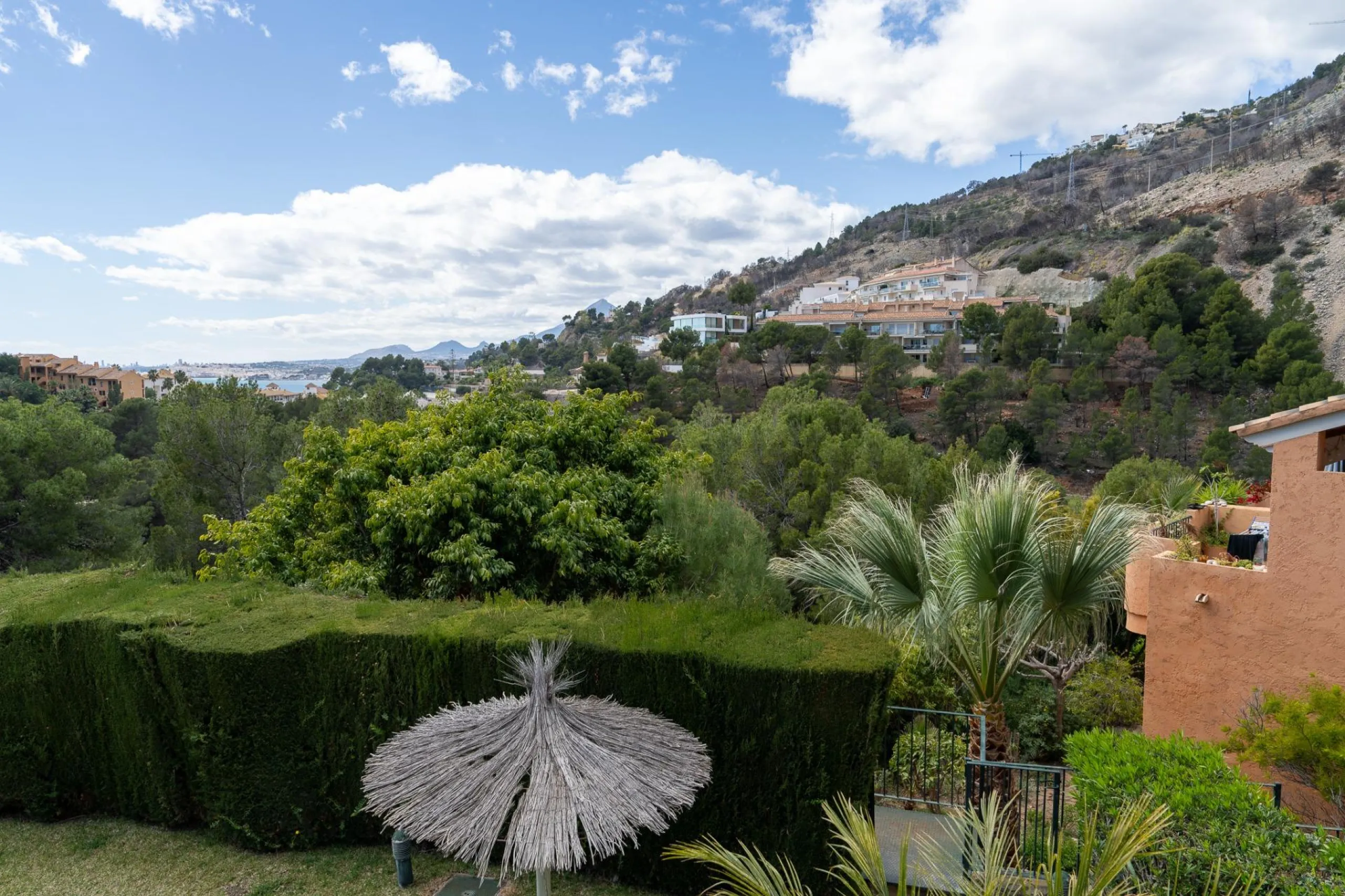 Encantadora casa adosada con vistas al mar en Altea Mascarat