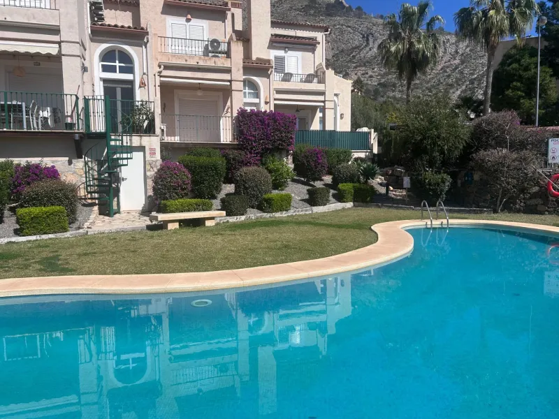 Encantadora casa adosada con vistas al mar en Altea Mascarat