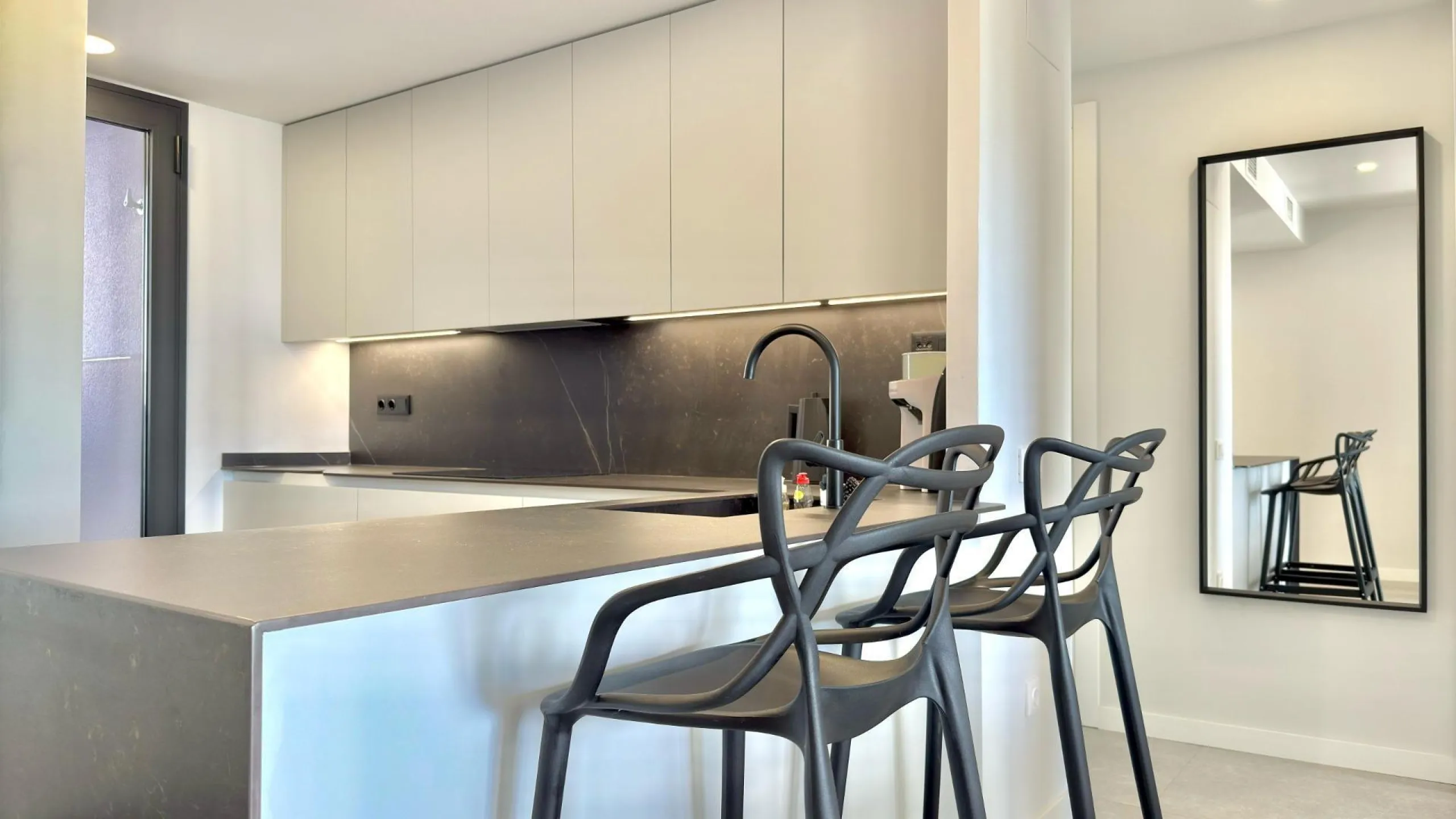 🌊✨ Apartamento de Lujo en Venta con Impresionantes Vistas al Mar ✨🌊