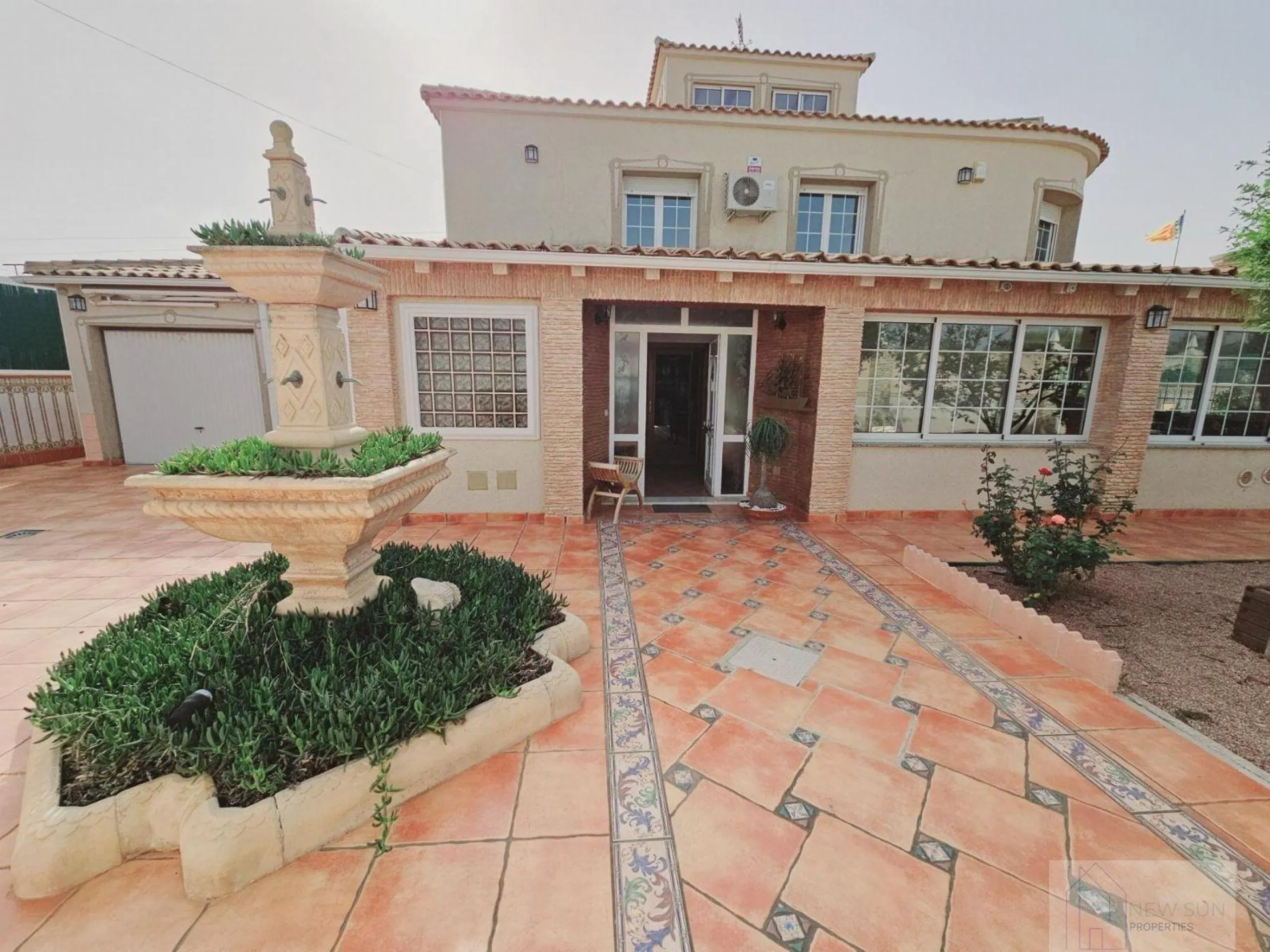 VILLA EN LA SIESTA CON 800 METROS DE PARCELA. 5 DORM. 4 BAÑOS. PISCINA PRIVADA. 330 M2 DE CASA.