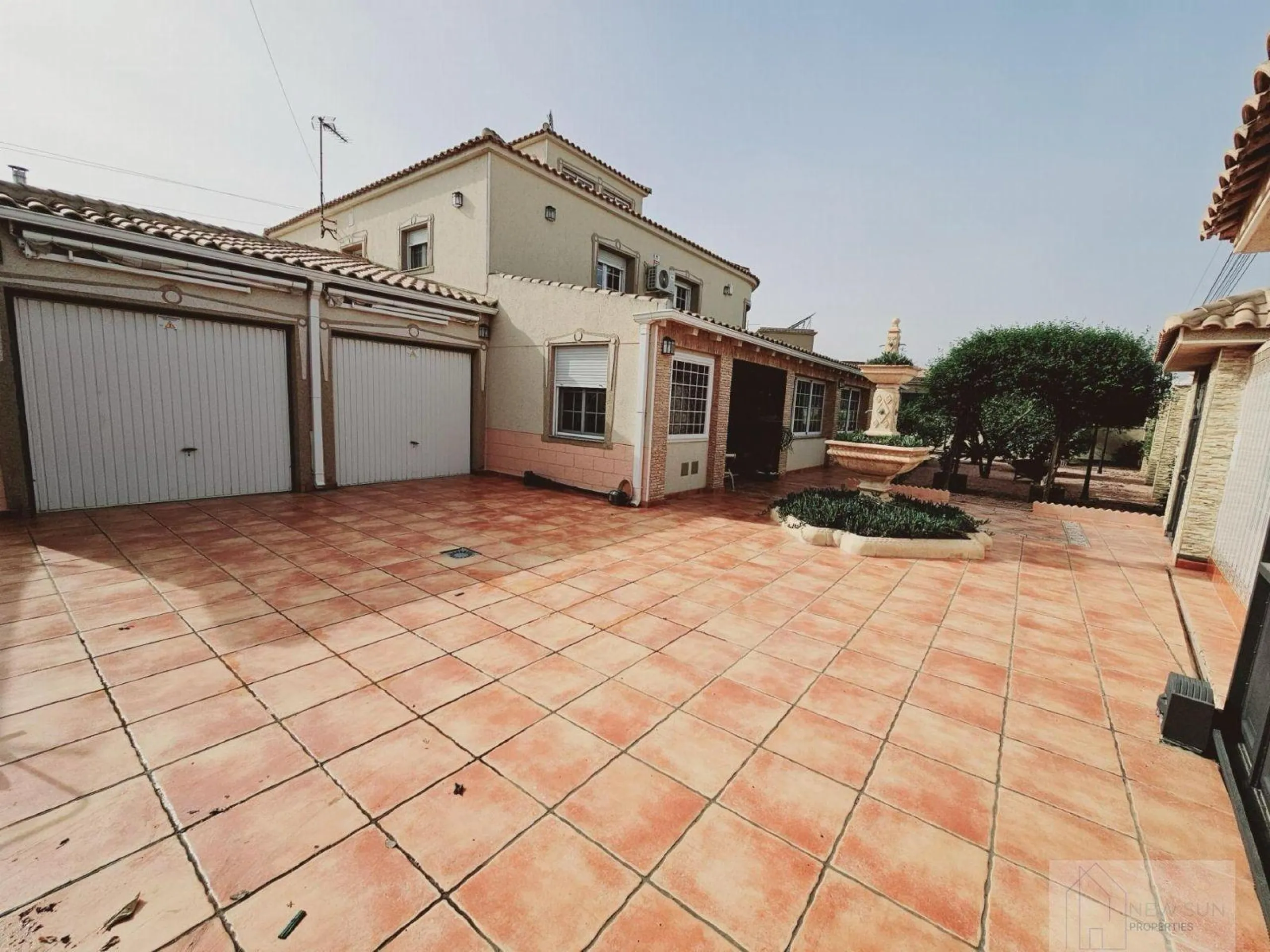 VILLA EN LA SIESTA CON 800 METROS DE PARCELA. 5 DORM. 4 BAÑOS. PISCINA PRIVADA. 330 M2 DE CASA.