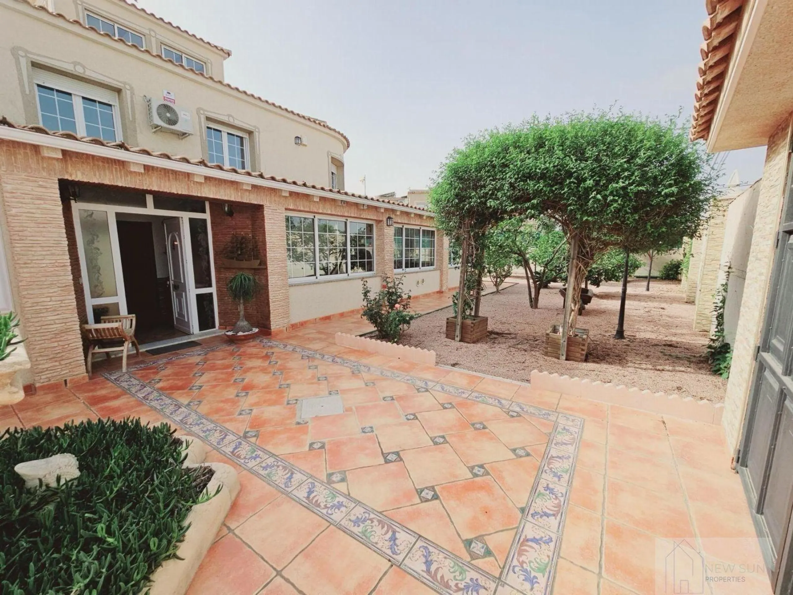 VILLA EN LA SIESTA CON 800 METROS DE PARCELA. 5 DORM. 4 BAÑOS. PISCINA PRIVADA. 330 M2 DE CASA.