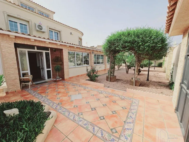 VILLA EN LA SIESTA CON 800 METROS DE PARCELA. 5 DORM. 4 BAÑOS. PISCINA PRIVADA. 330 M2 DE CASA.