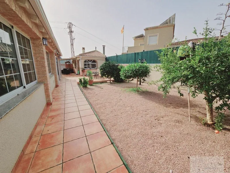 VILLA EN LA SIESTA CON 800 METROS DE PARCELA. 5 DORM. 4 BAÑOS. PISCINA PRIVADA. 330 M2 DE CASA.