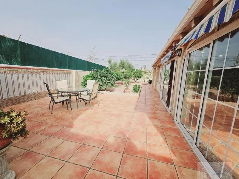 VILLA EN LA SIESTA CON 800 METROS DE PARCELA. 5 DORM. 4 BAÑOS. PISCINA PRIVADA. 330 M2 DE CASA.