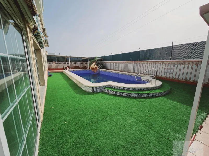 VILLA EN LA SIESTA CON 800 METROS DE PARCELA. 5 DORM. 4 BAÑOS. PISCINA PRIVADA. 330 M2 DE CASA.