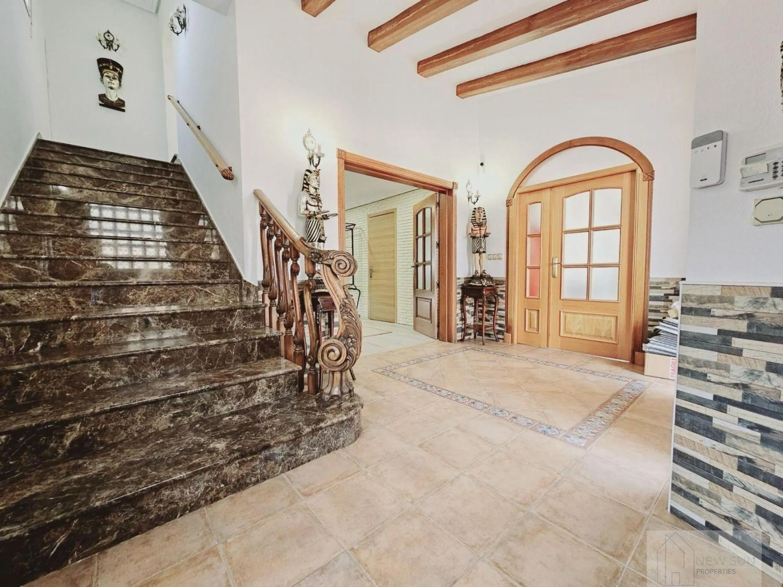 VILLA EN LA SIESTA CON 800 METROS DE PARCELA. 5 DORM. 4 BAÑOS. PISCINA PRIVADA. 330 M2 DE CASA.