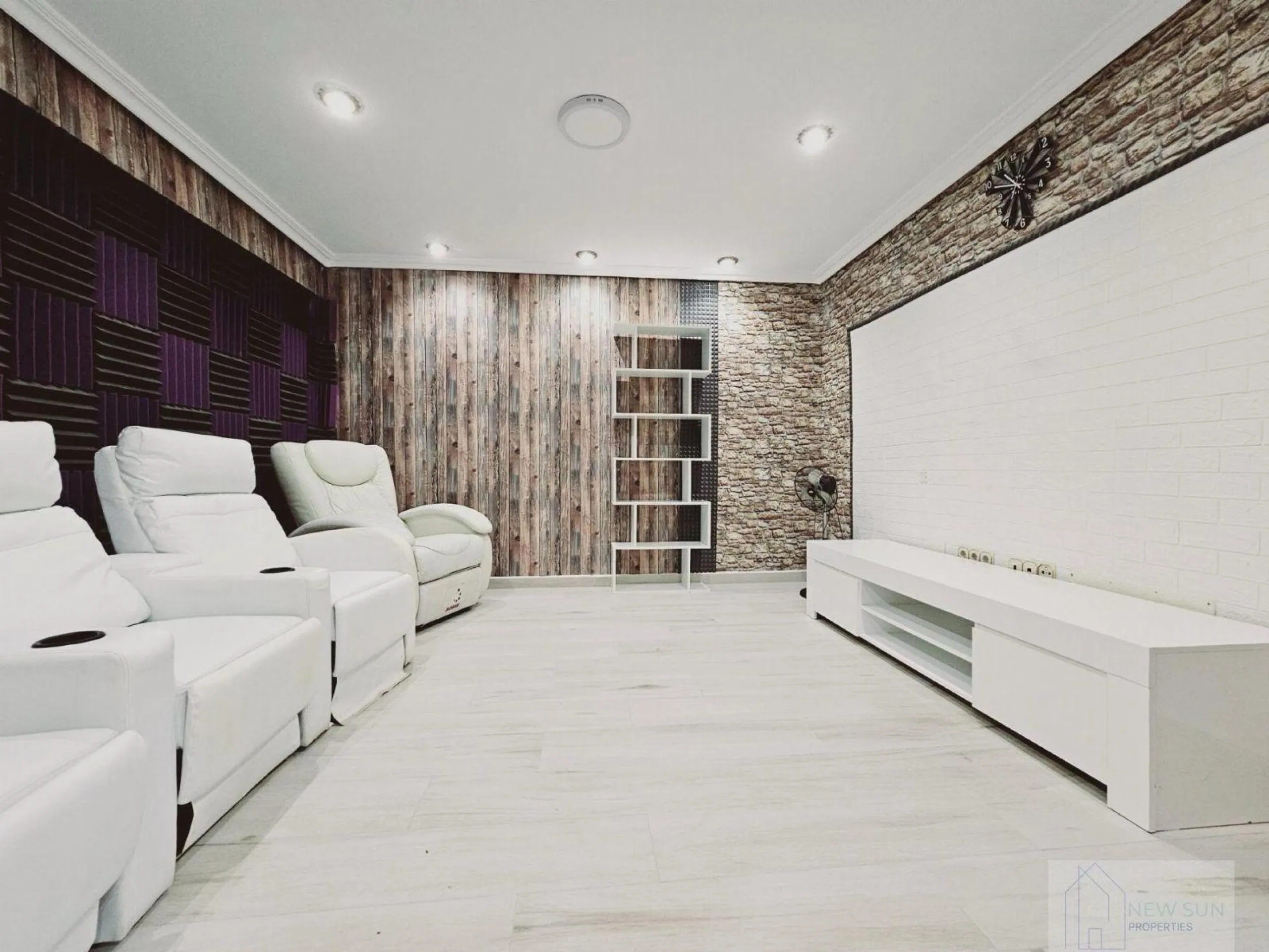 VILLA EN LA SIESTA CON 800 METROS DE PARCELA. 5 DORM. 4 BAÑOS. PISCINA PRIVADA. 330 M2 DE CASA.