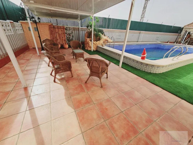 VILLA EN LA SIESTA CON 800 METROS DE PARCELA. 5 DORM. 4 BAÑOS. PISCINA PRIVADA. 330 M2 DE CASA.