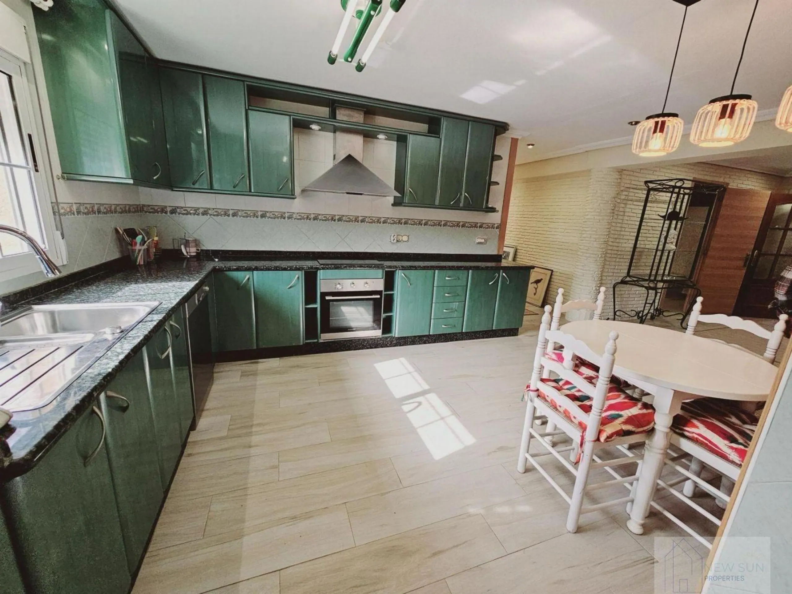 VILLA EN LA SIESTA CON 800 METROS DE PARCELA. 5 DORM. 4 BAÑOS. PISCINA PRIVADA. 330 M2 DE CASA.