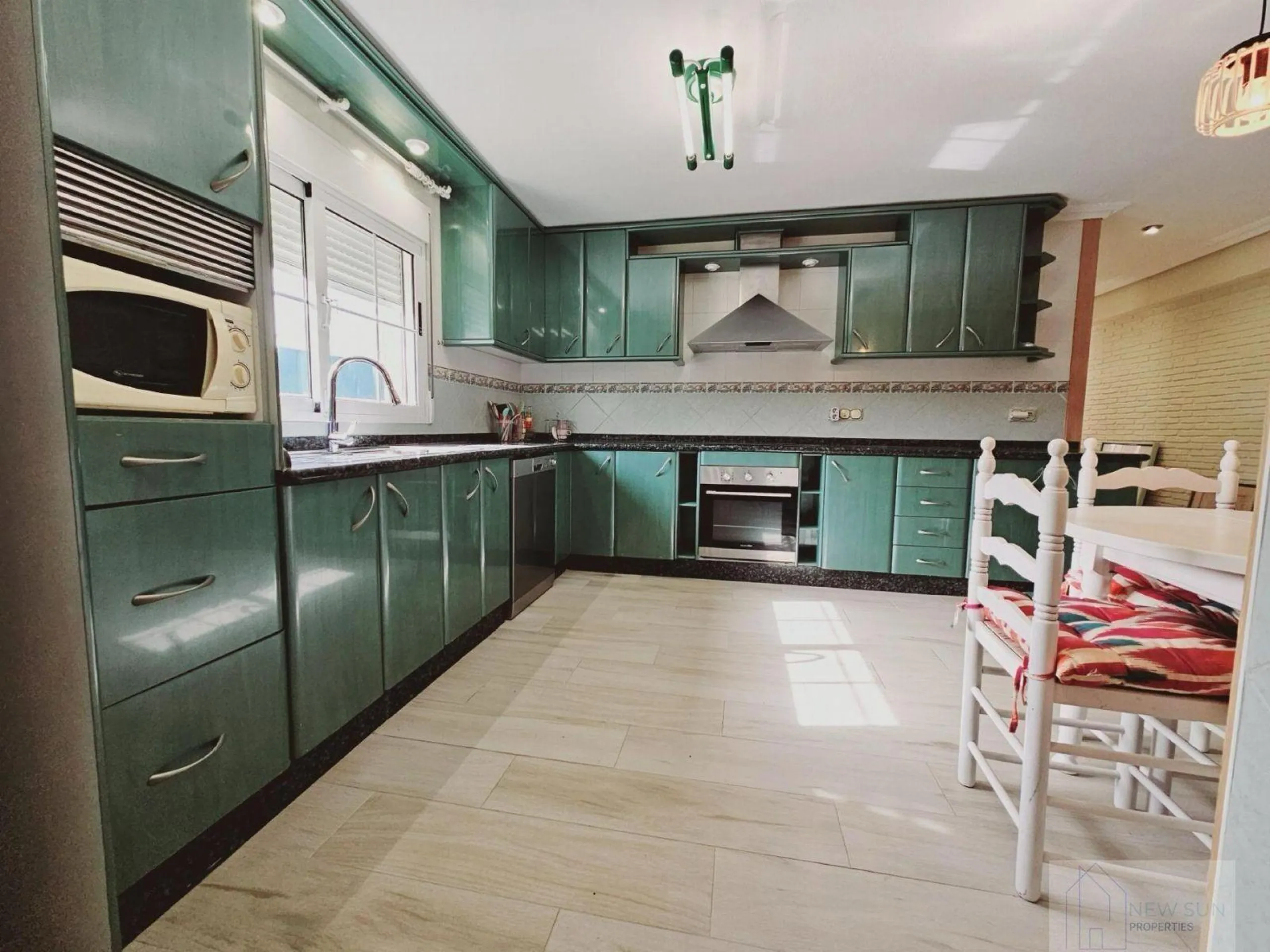 VILLA EN LA SIESTA CON 800 METROS DE PARCELA. 5 DORM. 4 BAÑOS. PISCINA PRIVADA. 330 M2 DE CASA.