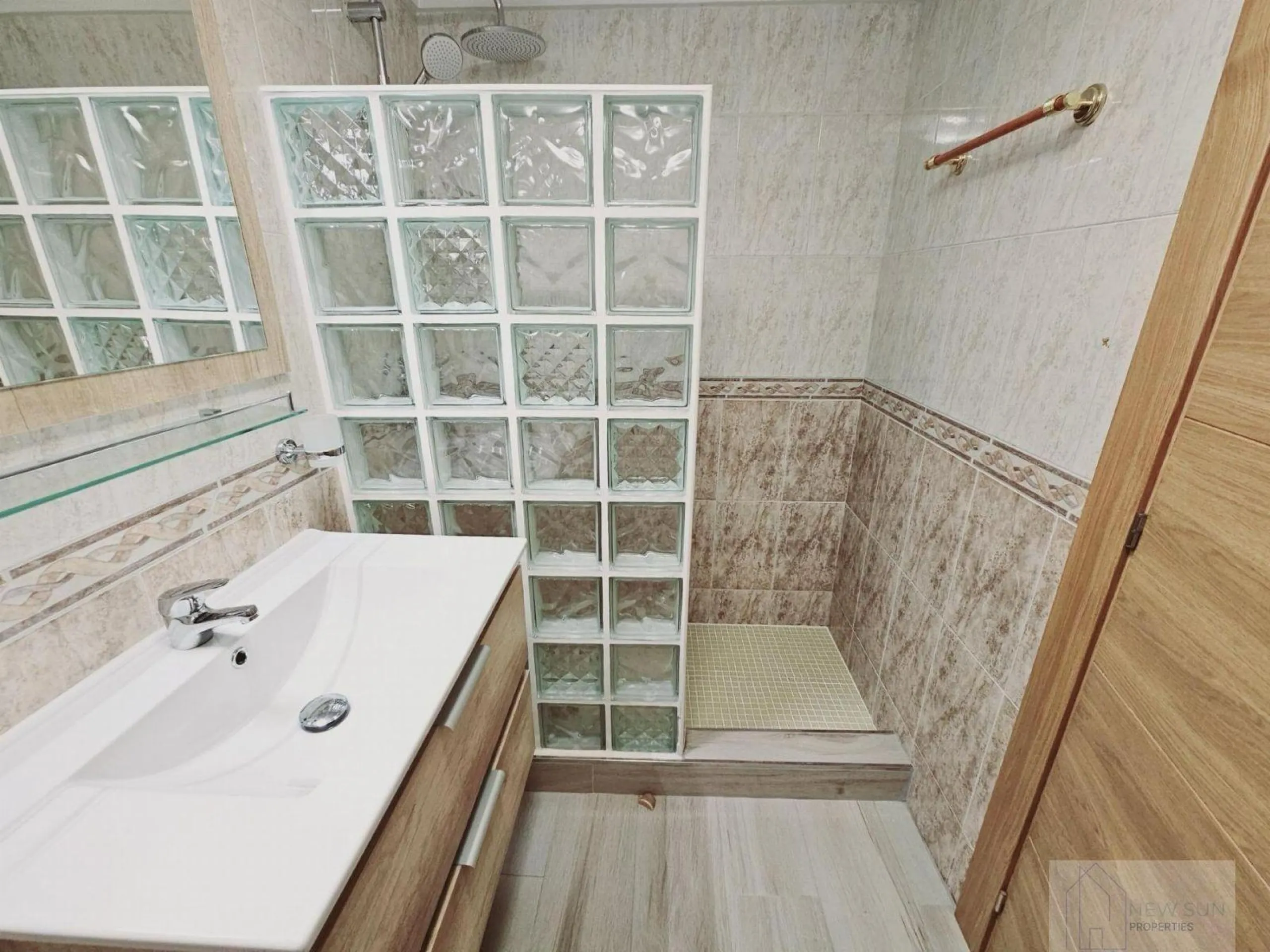 VILLA EN LA SIESTA CON 800 METROS DE PARCELA. 5 DORM. 4 BAÑOS. PISCINA PRIVADA. 330 M2 DE CASA.