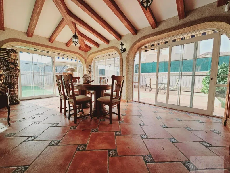 VILLA EN LA SIESTA CON 800 METROS DE PARCELA. 5 DORM. 4 BAÑOS. PISCINA PRIVADA. 330 M2 DE CASA.