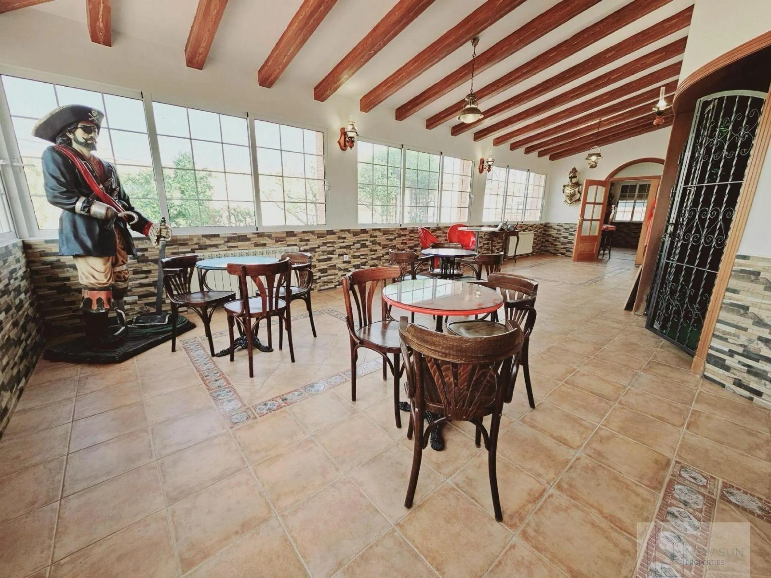 VILLA EN LA SIESTA CON 800 METROS DE PARCELA. 5 DORM. 4 BAÑOS. PISCINA PRIVADA. 330 M2 DE CASA.