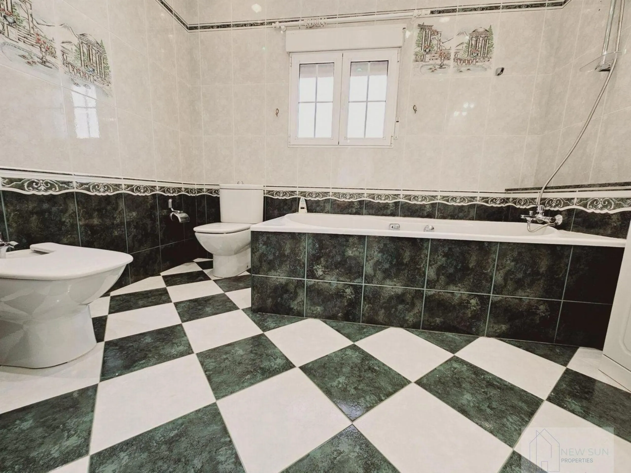 VILLA EN LA SIESTA CON 800 METROS DE PARCELA. 5 DORM. 4 BAÑOS. PISCINA PRIVADA. 330 M2 DE CASA.