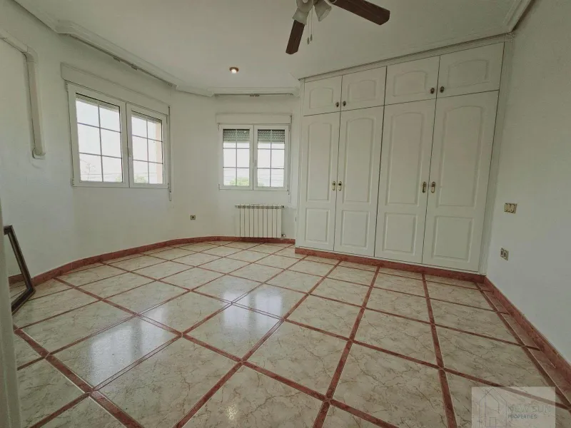 VILLA EN LA SIESTA CON 800 METROS DE PARCELA. 5 DORM. 4 BAÑOS. PISCINA PRIVADA. 330 M2 DE CASA.