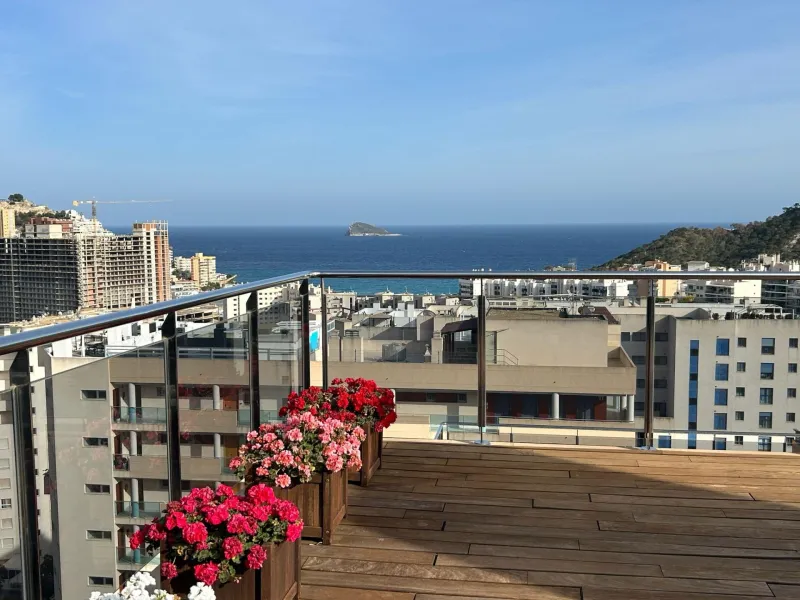 Lujoso Ático en la Cala de Finestrat: Tu Sueño Frente al Mediterráneo 🌴