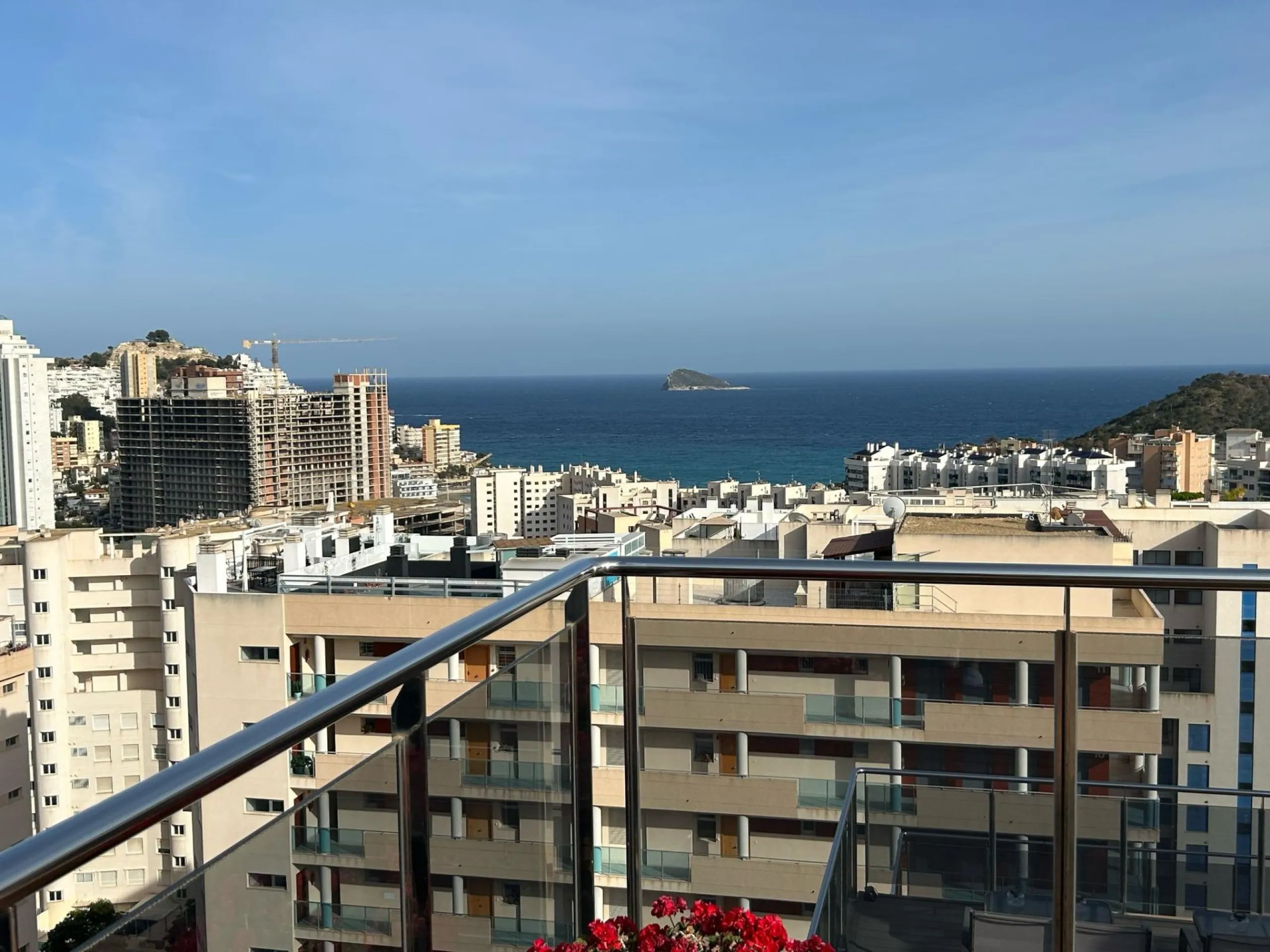 Lujoso Ático en la Cala de Finestrat: Tu Sueño Frente al Mediterráneo 🌴