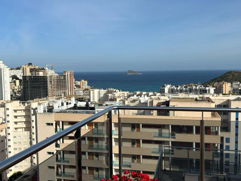 Lujoso Ático en la Cala de Finestrat: Tu Sueño Frente al Mediterráneo 🌴