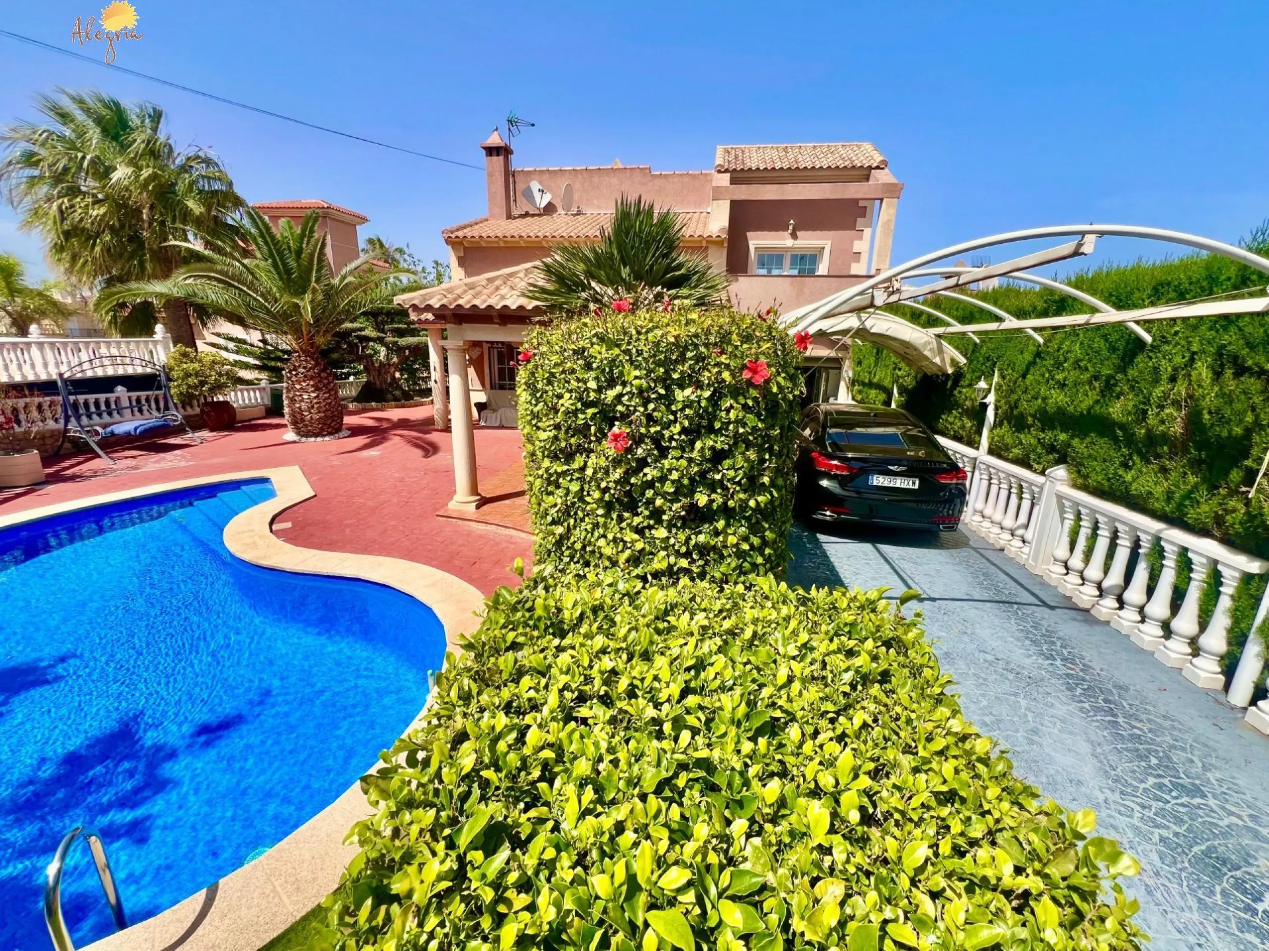 LUXURY AND LIGHT IN LOS BALCONES: YOUR VILLA WITH PRIVATE POOL AND HIGH POTENTIAL
