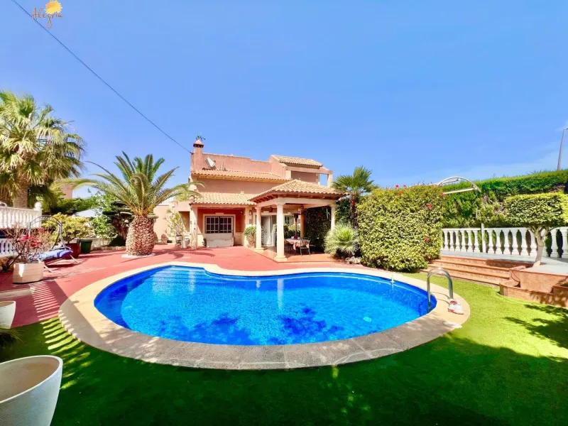LUXURY AND LIGHT IN LOS BALCONES: YOUR VILLA WITH PRIVATE POOL AND HIGH POTENTIAL