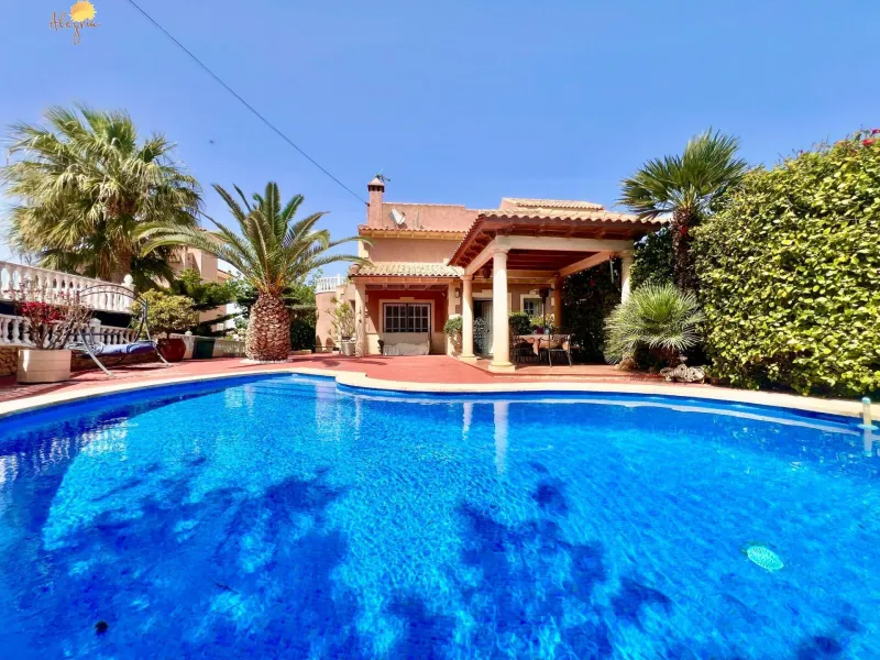 LUXURY AND LIGHT IN LOS BALCONES: YOUR VILLA WITH PRIVATE POOL AND HIGH POTENTIAL