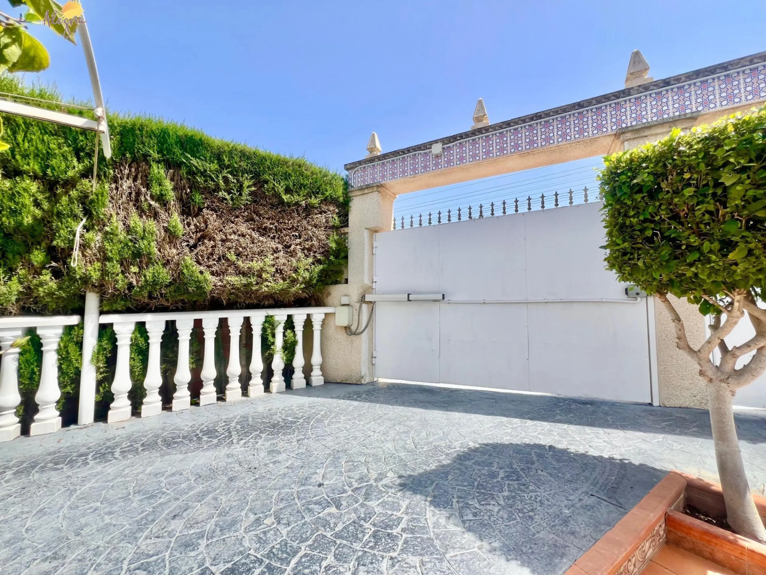 LUXURY AND LIGHT IN LOS BALCONES: YOUR VILLA WITH PRIVATE POOL AND HIGH POTENTIAL