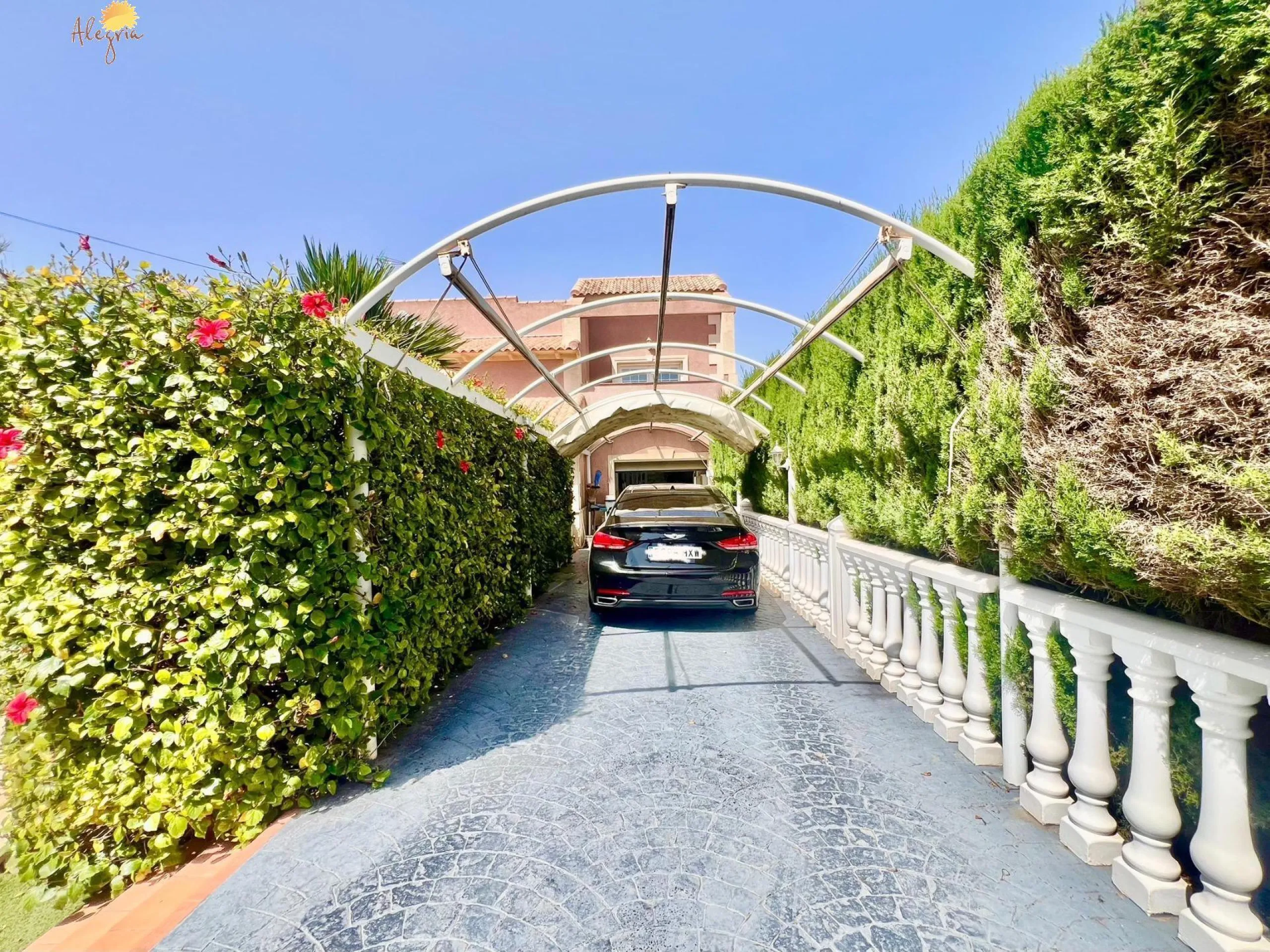 LUXURY AND LIGHT IN LOS BALCONES: YOUR VILLA WITH PRIVATE POOL AND HIGH POTENTIAL