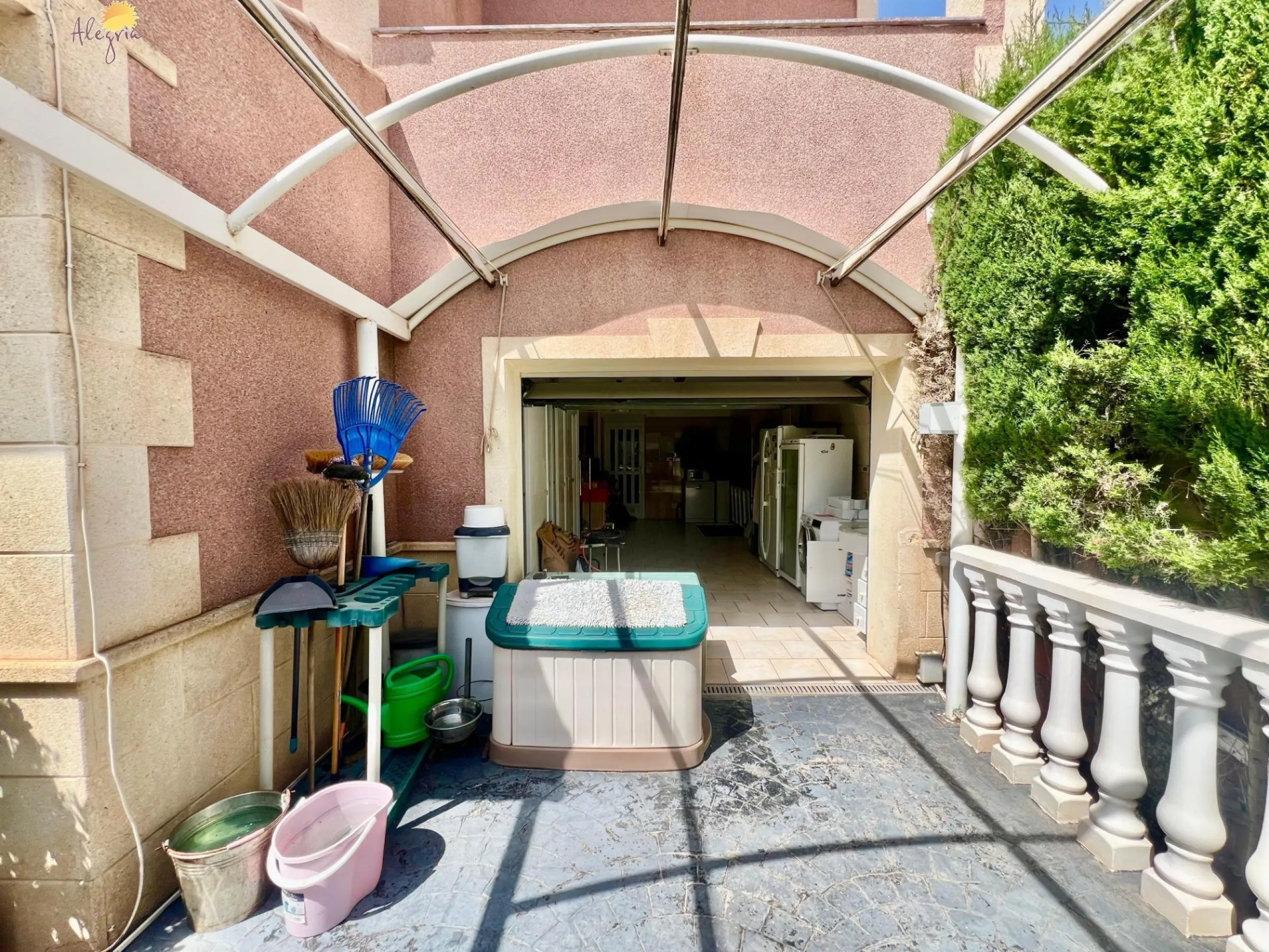LUXURY AND LIGHT IN LOS BALCONES: YOUR VILLA WITH PRIVATE POOL AND HIGH POTENTIAL