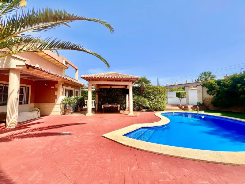 LUXURY AND LIGHT IN LOS BALCONES: YOUR VILLA WITH PRIVATE POOL AND HIGH POTENTIAL