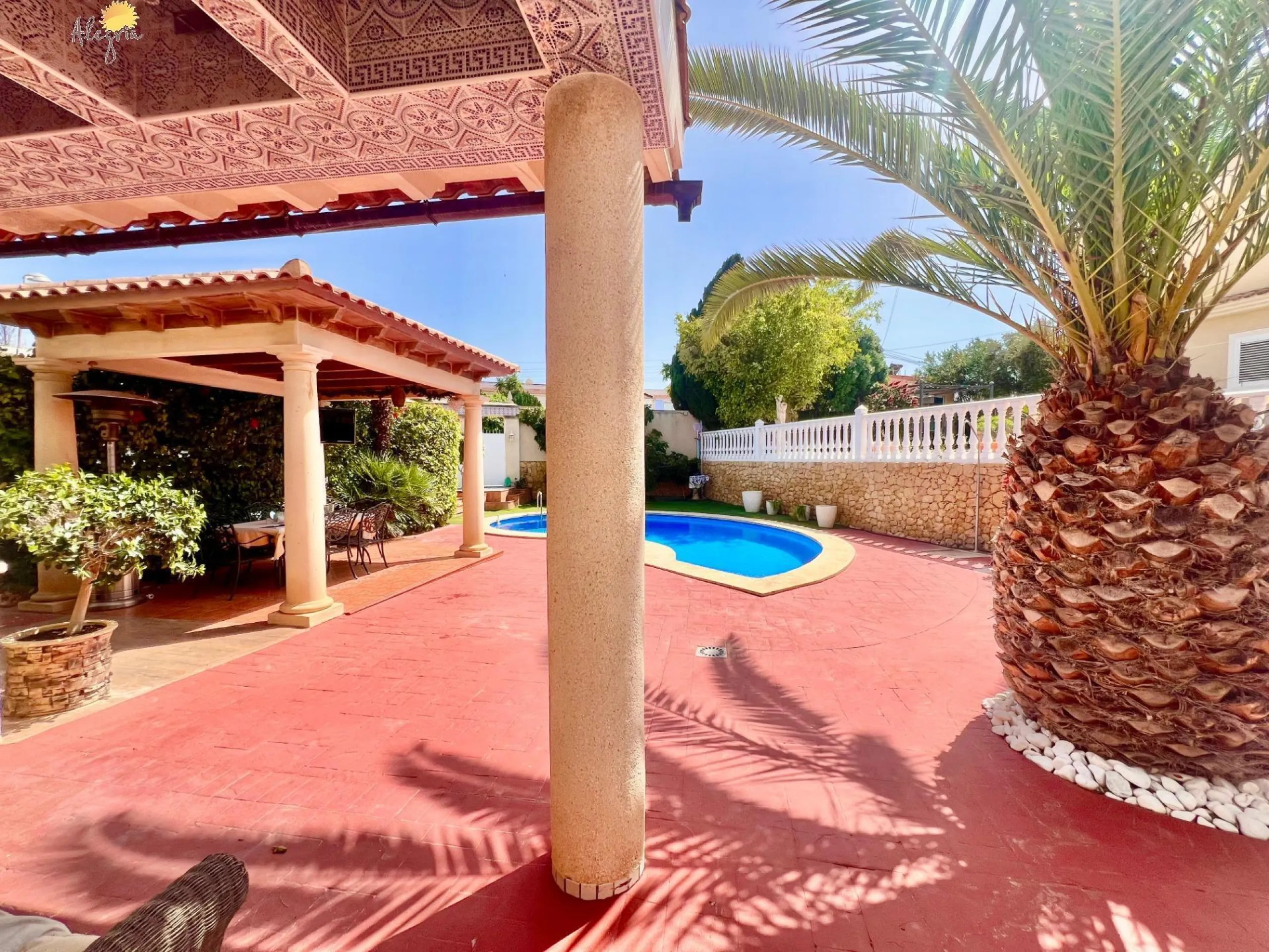 LUXURY AND LIGHT IN LOS BALCONES: YOUR VILLA WITH PRIVATE POOL AND HIGH POTENTIAL