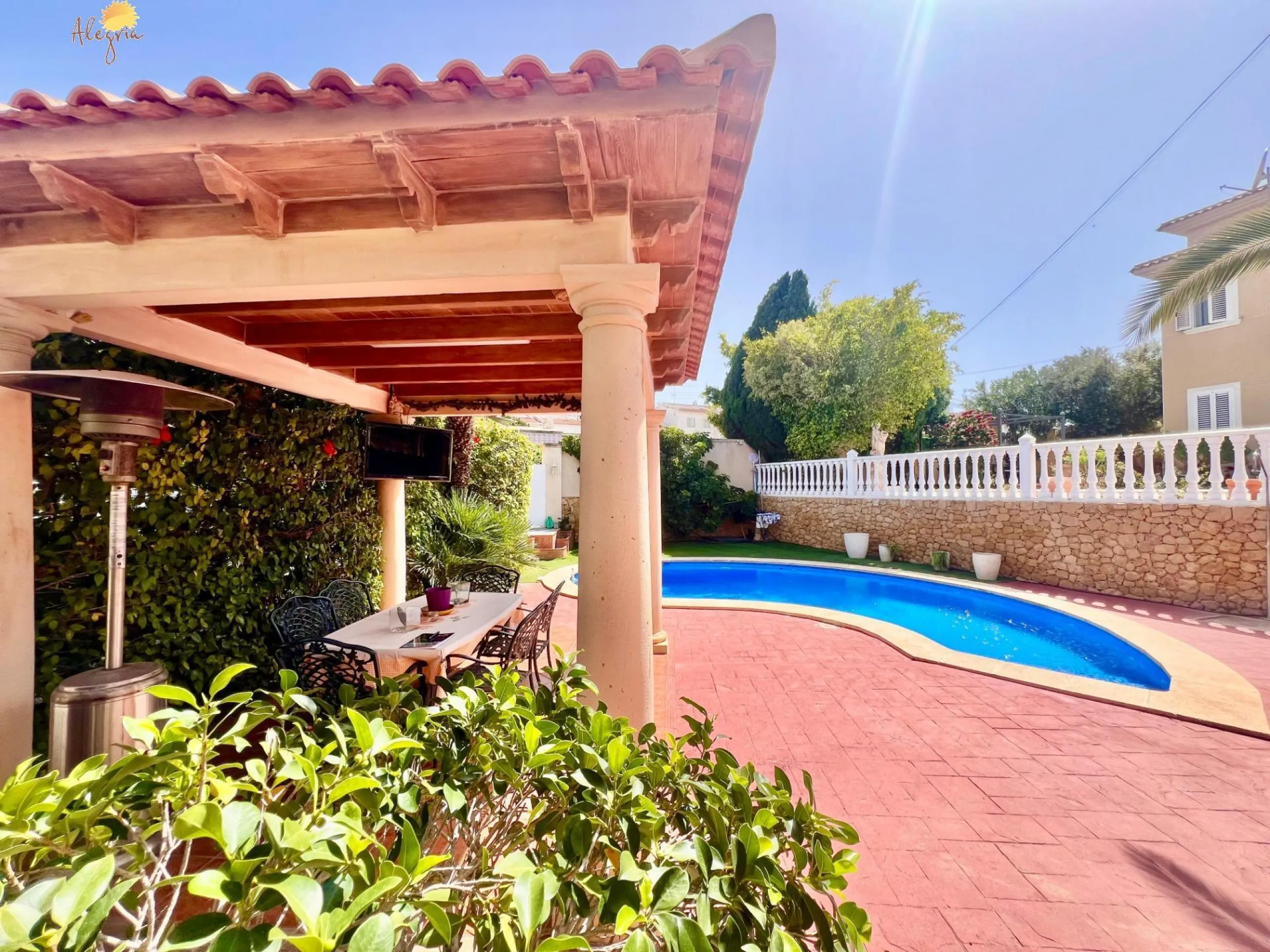 LUXURY AND LIGHT IN LOS BALCONES: YOUR VILLA WITH PRIVATE POOL AND HIGH POTENTIAL