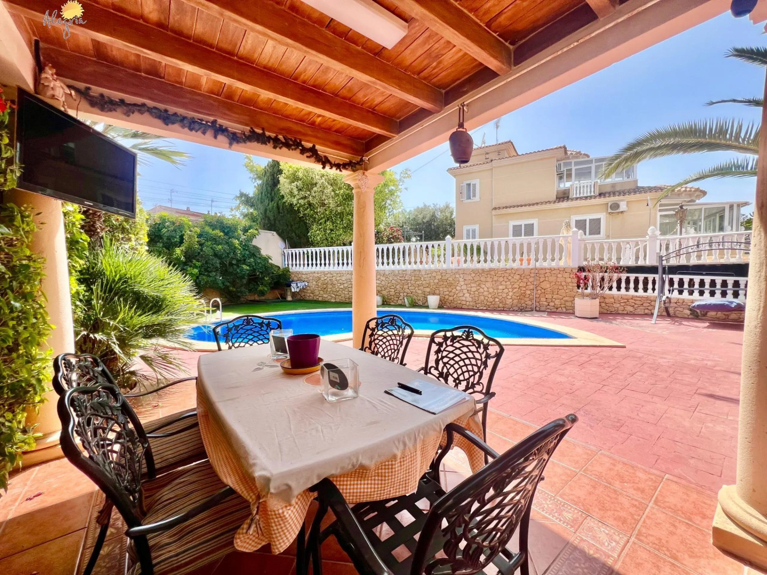 LUXURY AND LIGHT IN LOS BALCONES: YOUR VILLA WITH PRIVATE POOL AND HIGH POTENTIAL