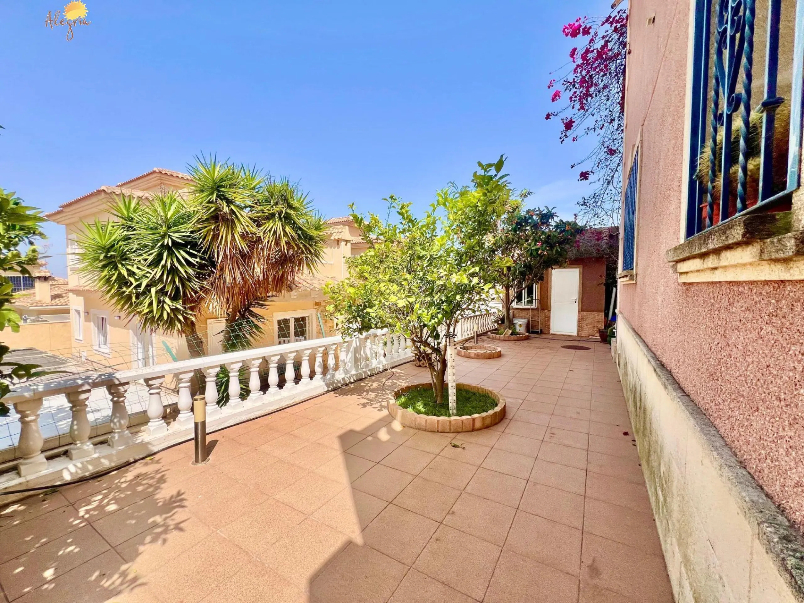 LUXURY AND LIGHT IN LOS BALCONES: YOUR VILLA WITH PRIVATE POOL AND HIGH POTENTIAL
