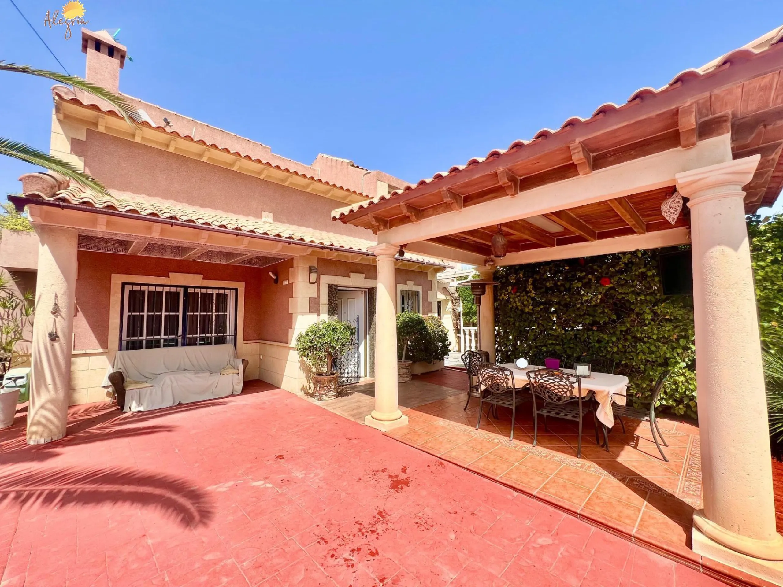 LUXURY AND LIGHT IN LOS BALCONES: YOUR VILLA WITH PRIVATE POOL AND HIGH POTENTIAL