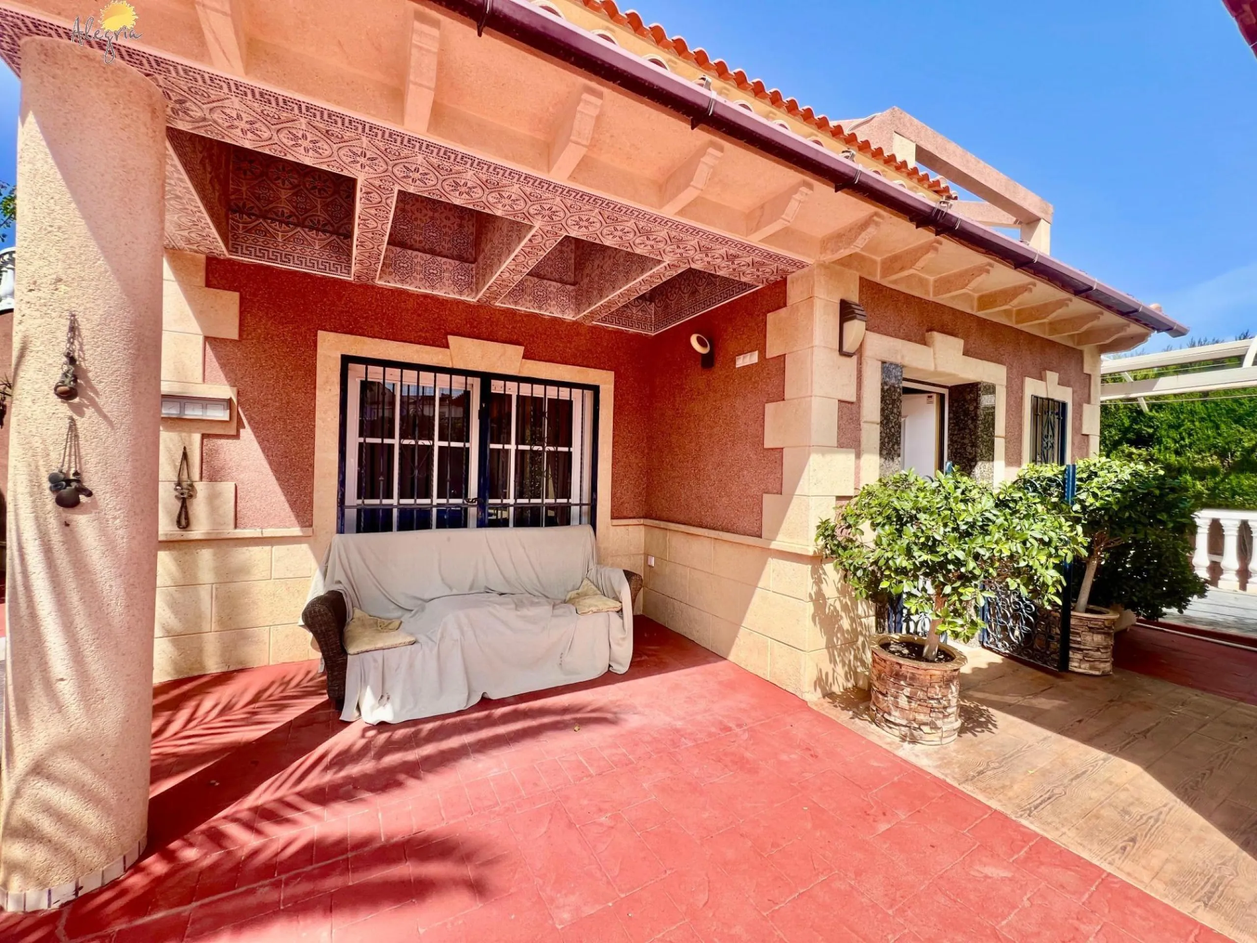 LUXURY AND LIGHT IN LOS BALCONES: YOUR VILLA WITH PRIVATE POOL AND HIGH POTENTIAL