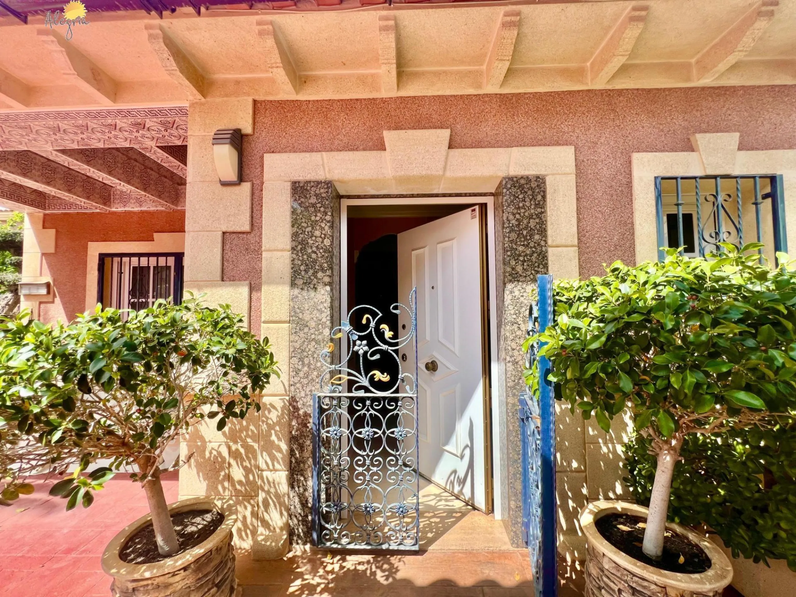 LUXURY AND LIGHT IN LOS BALCONES: YOUR VILLA WITH PRIVATE POOL AND HIGH POTENTIAL