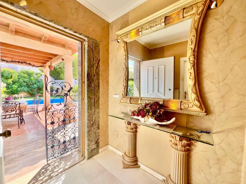 LUXURY AND LIGHT IN LOS BALCONES: YOUR VILLA WITH PRIVATE POOL AND HIGH POTENTIAL