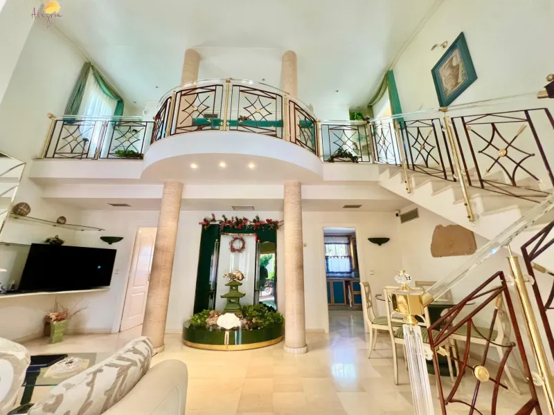 LUXURY AND LIGHT IN LOS BALCONES: YOUR VILLA WITH PRIVATE POOL AND HIGH POTENTIAL