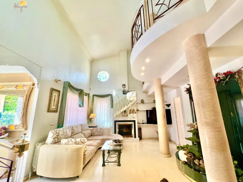 LUXURY AND LIGHT IN LOS BALCONES: YOUR VILLA WITH PRIVATE POOL AND HIGH POTENTIAL
